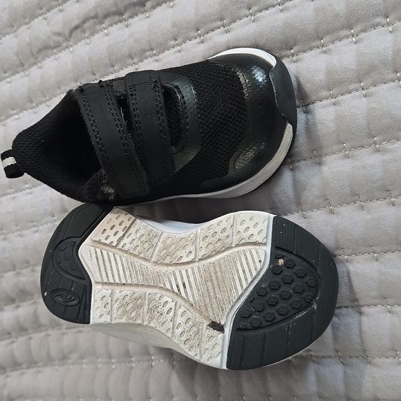 Boys black sneakers - Picture 2 of 3